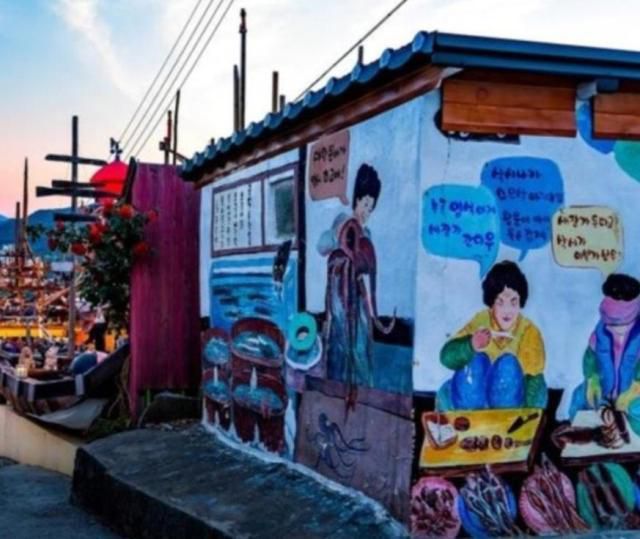 동해시 '묵호감성마을 동해愛 한 달 살기' 벽화. [사진=이동원 기자]