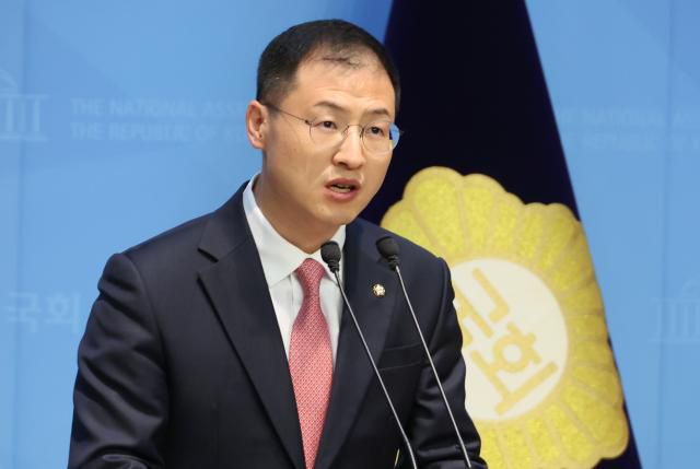 국민의힘을 탈당한 김상욱 무소속 의원이 15일 서울 여의도 국회 소통관에서 더불어민주당 이재명 대선 후보에 대한 지지 선언을 하고 있다. [사진=연합뉴스]