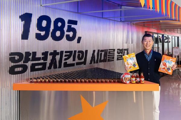 김홍국 하림그룹 회장이 15일 서울 성수동에서 열린 '장하다 하림 맥시칸' 브랜드 론칭 행사에서 신제품들을 선보이고 있다. [사진=하림]