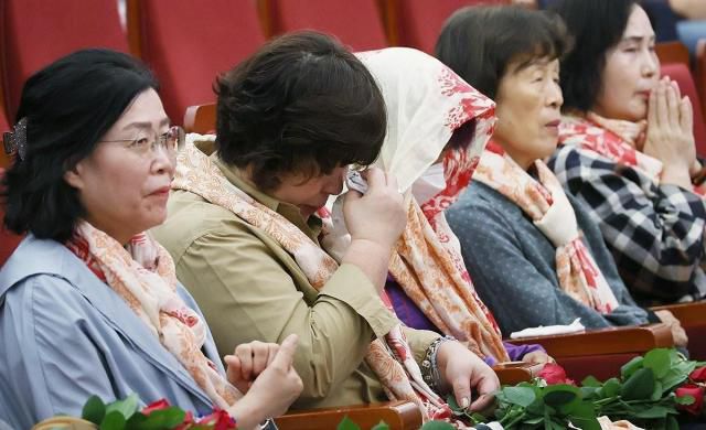 지난해 9월 30일 국회도서관에서 열린 5·18 성폭력 피해자 증언대회에 참석한 피해자들이 눈물을 흘리고 있다. [사진=연합뉴스]
