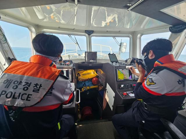 강릉 해경은 여름 성수기를 앞두고 연안 안전사고에 미리 대비하기 위해 지난 15일, 해양 사고 발생 시 출동하는 연안 구조정의 운용 능력과 구조 요청 대응 체계 전반에 대한 '불시 점검'을 실시하고 있다. [사진=강릉 해경]