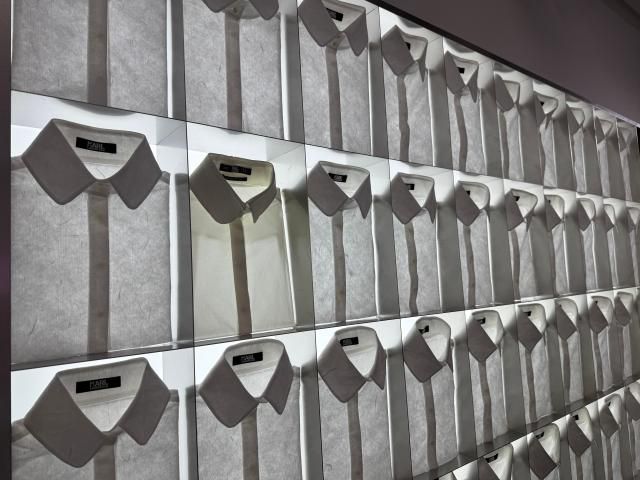 한국에서 첫 몰입형 팝업이 열린 만큼 '한지' 소재의 셔츠 오브제가 제작됐다. [사진=박자연 기자]