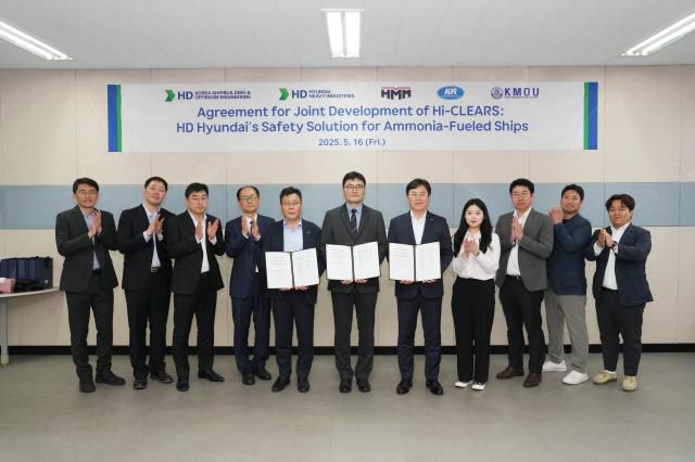 HD한국조선해양이 16일(금), 전북 군산에 위치한 한국선급 그린쉽 기자재인증센터에서 HMM, 한국선급(KR), 한국해양대학교와 함께 암모니아 처리 통합기술 실증을 위한 공동개발 협약식을 체결했다. 가운데 왼쪽에서부터 김영선 HMM 책임,  박상민 HD한국조선해양 상무, 연규진 한국선급 상무
