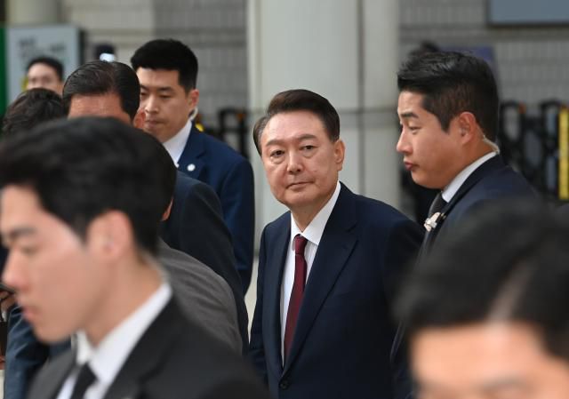 윤석열 전 대통령이 12일 서울 서초구 중앙지방법원에서 열린 내란 우두머리 혐의, 직권남용 권리행사방해 혐의 사건 3차 공판을 마친 뒤 법정을 나서고 있다. 2025.5.12 [사진=연합뉴스]