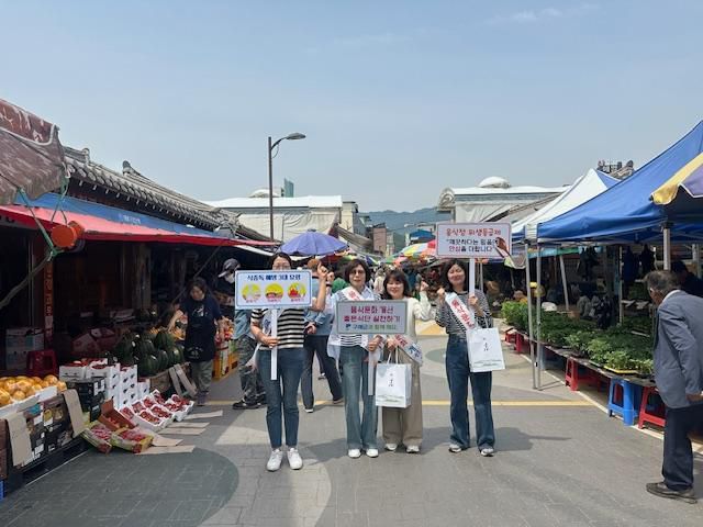 구례군은 제24회 식품안전의 날을 맞아 ‘식중독 예방 및 음식문화개선 홍보 캠페인’을 실시했다. [사진=구례군]
