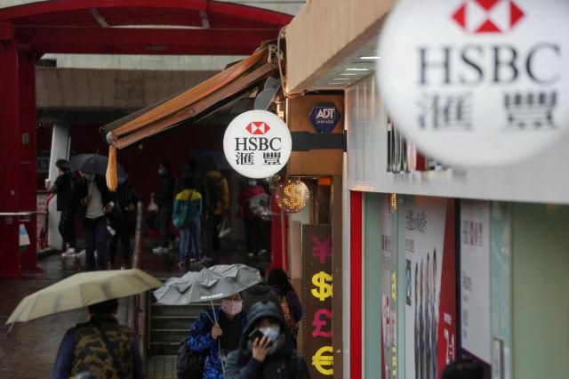 코로나19 발생 이후 마스크를 쓴 사람들이 2022년 2월 22일 중국 홍콩의 HSBC 은행 지점을 지나고 있다. [사진=로이터연합뉴스]