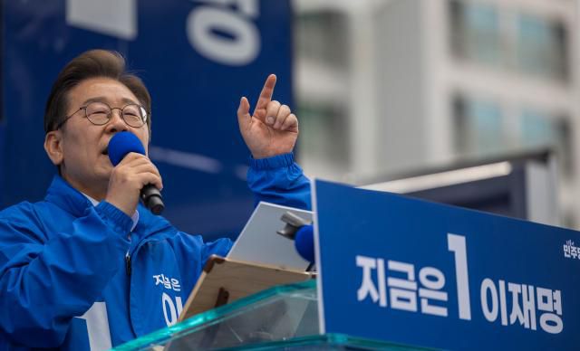 더불어민주당 이재명 대선후보가 17일 광주광역시 서구 김대중컨벤션센터 광장에서 열린 집중 유세에서 지지를 호소하는 연설을 하고 있다.[사진=연합뉴스]