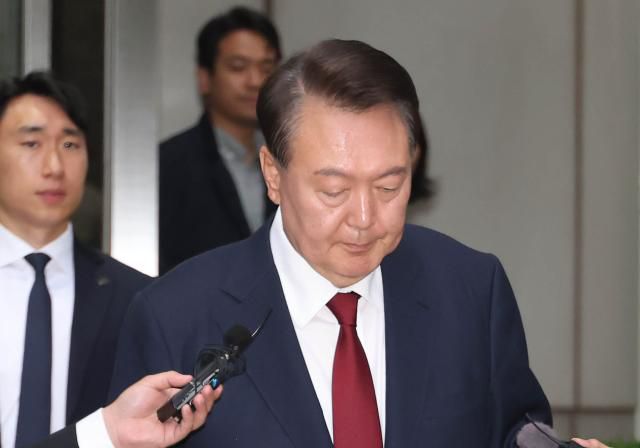 윤석열 전 대통령이 19일 서울 서초구 서울중앙지방법원에서 열린 내란 우두머리 혐의, 직권남용 권리행사방해 혐의 사건 4차 공판을 마친 후 법정을 나서고 있다. [사진=연합뉴스]