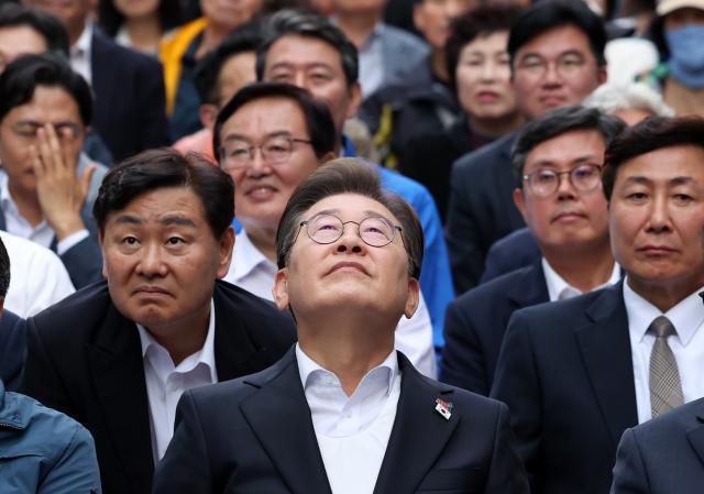 이재명 더불어민주당 대선후보가 17일 광주광역시 동구 금남로에서 열린 5·18 광주민주화운동 45주기 전야제 도중 잠시 하늘을 바라보고 있다. [사진=연합뉴스]