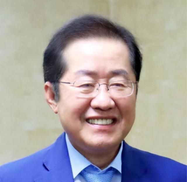 홍준표 전 대구시장이 파란색 넥타이를 착용한 모습 [사진=홍준표 SNS]