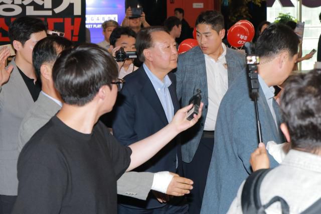 윤석열 전 대통령이 21일 오전 서울 중구 메가박스 동대문에서 이영돈 PD가 제작한 다큐멘터리 영화 '부정선거, 신의 작품인가' 관람을 마치고 자리를 이동하고 있다. 2025.5.21[사진=유대길 기자 dbeorlf123@ajunews.com]
