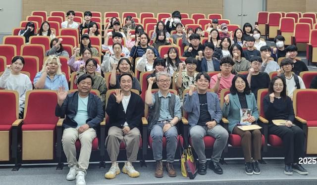 국립순천대학교는 지난 20일 학생회관 문화강당에서 애니메이션 ‘무녀도’ 상영회와 안재훈 감독 초청 관객과의 대화를 개최하고 기념촬영을 하고 있다.[사진=순천대학교]