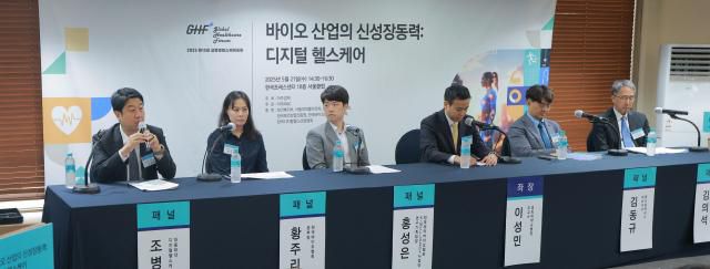 조병하 대웅제약 디지털헬스케어 사업부장(왼쪽부터), 황주리 한국바이오협회 본부장, 홍성은 한국제약바이오협회 K-MELLODDY사업단 연구기획팀장, 이성민 경희대병원 조교수, 김동규 메디플렉서스 대표이사, 김의석 김&장 법률사무소 변호사가 21일 오후 서울 중구 한국프레스센터에서 열린 '2025 제15회 글로벌헬스케어포럼'에서 패널 토론을 하고 있다. [사진=유대길 기자 dbeorlf123@ajunews.com]