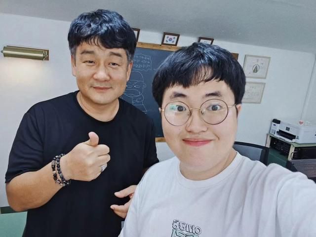 이우진 작가와 [사진= 김호이 기자]