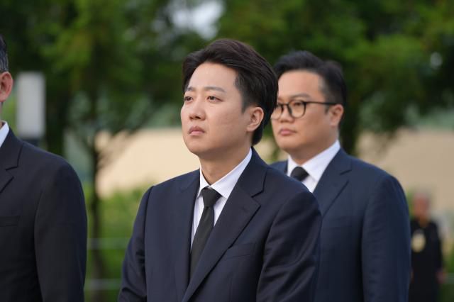 이준석 개혁신당 대선 후보가 23일 경남 김해시 진영읍 봉하마을을 방문해 노무현 전 대통령 묘역을 참배하고 있다. [사진=개혁신당 제공]