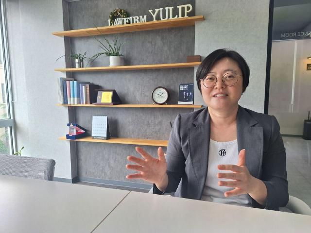 하주희 변호사(법무법인 율립)는 23일 “5·18 당시 군과 경찰 등의 국가권력이 임무를 수행하는 과정에서 성폭력을 저질렀다”며 "국가는 과거사 청산을 위해 진상을 정확히 규명하고 피해자 배·보상과 명예회복, 가해자 처벌과 재발 방지 제도, 화해와 역사화 등을 추진해야 한다”고 말했다. [사진=정현환 기자]