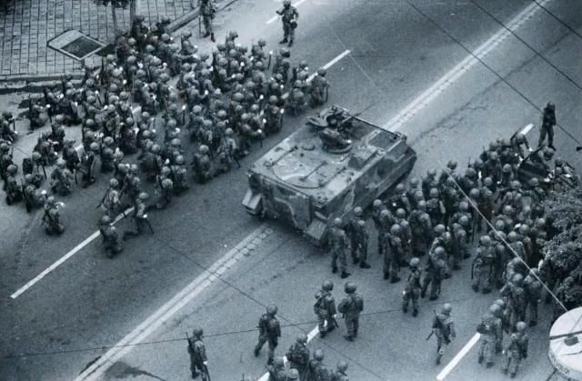 1980년 5·18 민주화운동 당시 투입된 계엄군과 장갑차. [사진=5·18 기념재단 제공]