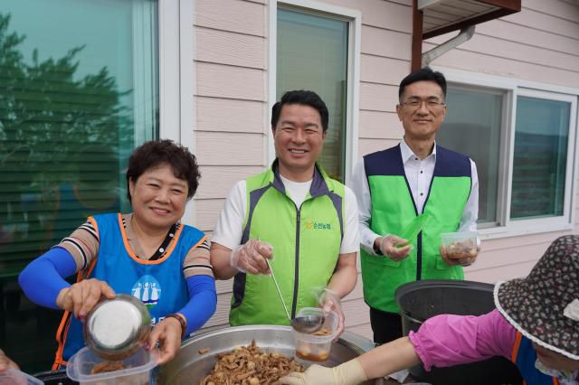 최남휴 순천농협 조합장이 김치를 만들고 사진을 찍고 있다. [사진=순천농협]