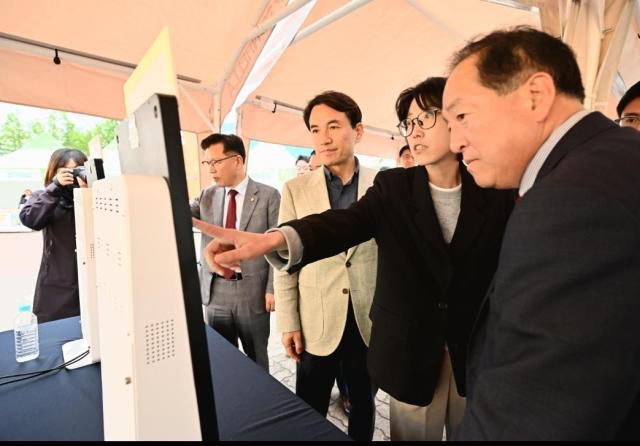 이병선 속초시장(오른쪽 첫번째)이 '2025 설악 무산 문화 축전'을 참관하고 있다. [사진=속초시]