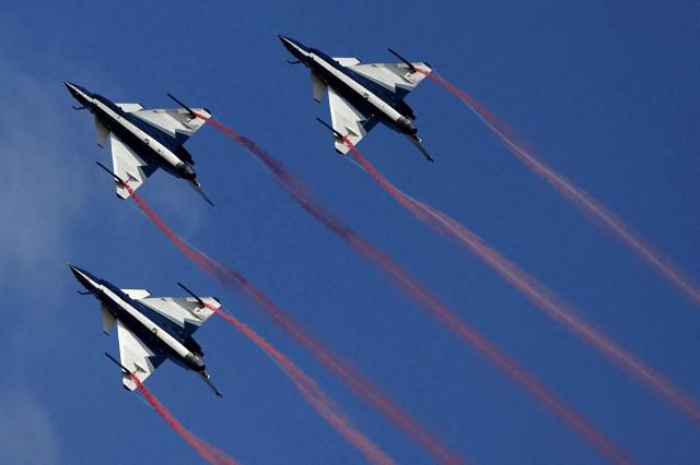 중국 공군 J-10 전투기 로이터