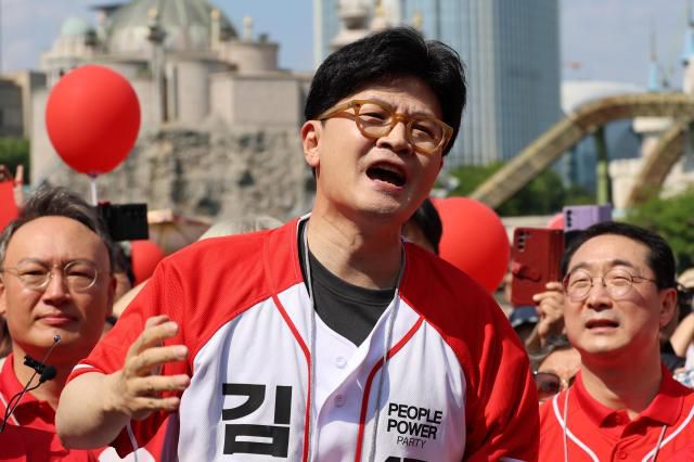 한동훈 국민의힘 전 대표가 지난 25일 서울 송파구 일대에서 김문수 대선 후보 지원유세에 나서고 있다. [사진=연합뉴스]
