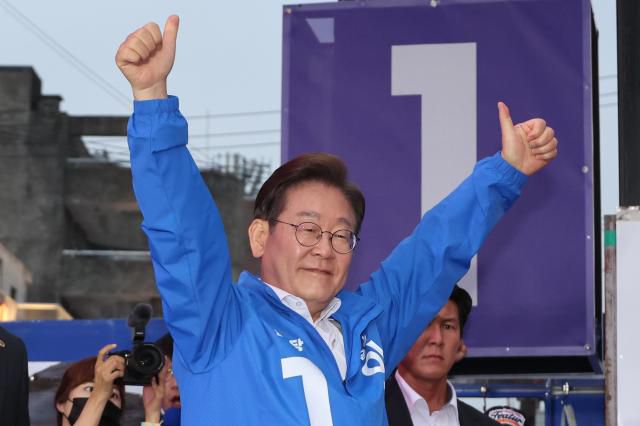 이재명 더불어민주당 대선 후보가 지난 19일 서울 마포구 KT&G 상상마당 앞에서 표심 잡기에 나섰다. [사진=연합뉴스]