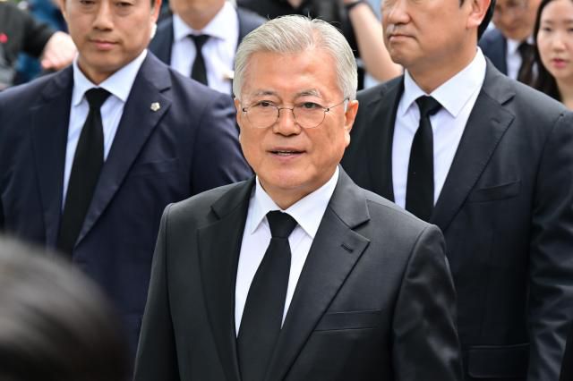 문재인 전 대통령이 지난 23일 경남 김해시 봉하마을에서 열린 고 노무현 전 대통령 16주기 추도식에 참석하고 있다. [사진=연합뉴스]
