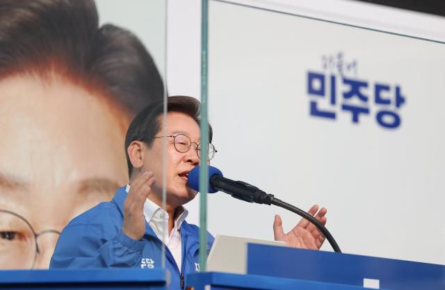 더불어민주당 이재명 대선후보가 29일 서울 서초구 고속버스터미널 앞에서 열린 서초구·강남구 유세에서 지지를 호소하고 있다.[사진=연합뉴스]