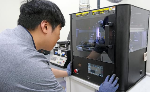 삼성전자서비스 엔지니어가 전문 장비를 활용해 스마트폰 디스플레이 단품 수리를 하는 모습. [사진=삼성전자서비스]