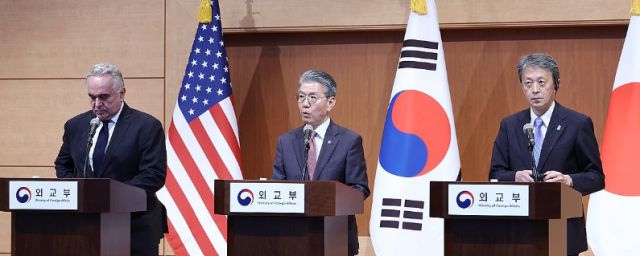 김홍균 외교부 1차관, 커트 캠벨 전 미 국무부 부장관, 오카노 마사타카 일 외무성 사무차관이 지난해 10월 정부서울청사에서 제14차 한미일 외교차관협의회를 마친 후 합동 기자회견을 하고 있다. 왼쪽부터 커트 캠벨 미 국무부 부장관, 김홍균 1차관, 오카노 마사타카 일외무성 사무차관 [사진=연합뉴스]