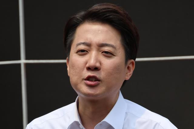 이준석 개혁신당 대선 후보가 사전투표를 하루 앞둔 28일 서울 여의도공원에서 유세를 마친 뒤 취재진의 질문에 답하고 있다. [사진=연합뉴스]