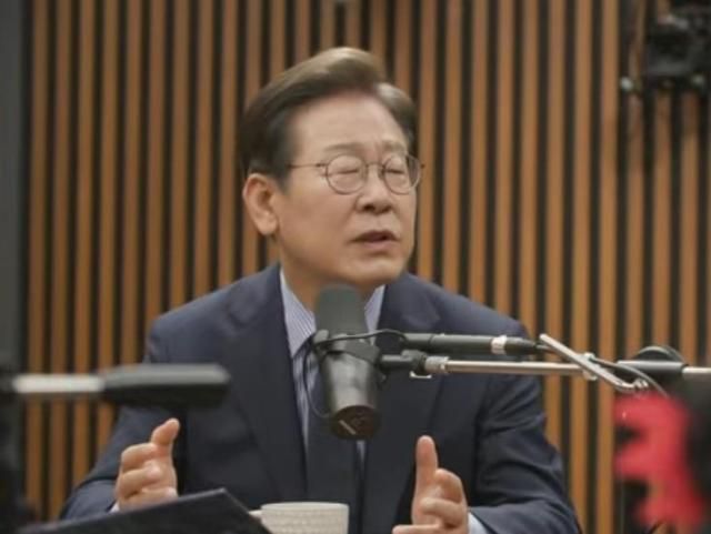 이재명 더불어민주당 대선 후보가 2일 유튜브 방송 '김어준의 겸손은 힘들다. 뉴스공장'에 출연해 말하고 있다. [사진=유튜브 캡쳐]