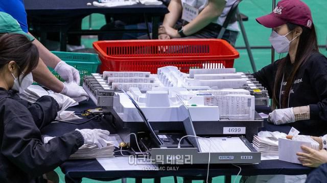 3일 오후 서울 관악구 신림동 서울대 체육관에 설치된 제21대 대선 관악구 개표소에서 개표사무원들이 분류기로 투표용지를 분류하고 있다. [사진=박명섭 기자]