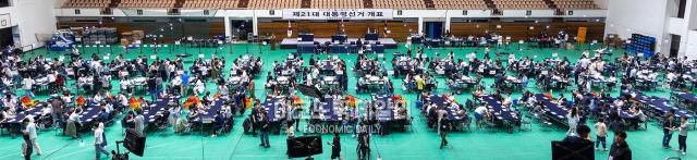 3일 오후 서울 관악구 서울대 체육관에 마련된 제21대 대선 관악구 개표소에서 개표 사무원들이 개표준비를 하고 있다. [사진=박명섭 기자]