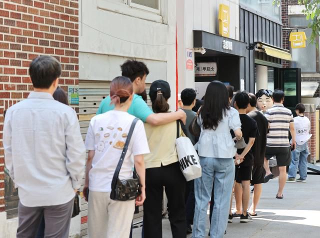 '오늘만 투표소로 변신' 제21대 대통령선거 투표일인 3일 서울 강동구 만화카페 승룡이네에 마련된 투표소에서 시민들이 투표하기 위해 줄을 서서 기다리고 있다.[사진=연합뉴스]
