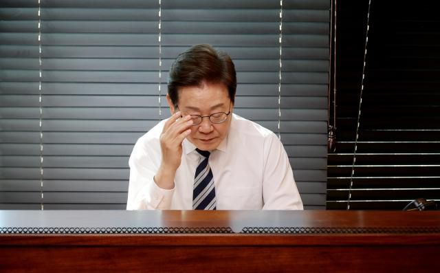 이재명 대통령이 4일 인천 계양구 사저에서 군 통수권 이양 보고를 받기 위해 김명수 합참의장과의 전화 통화를 준비하고 있다. 2025.6.4 [사진=연합뉴스]