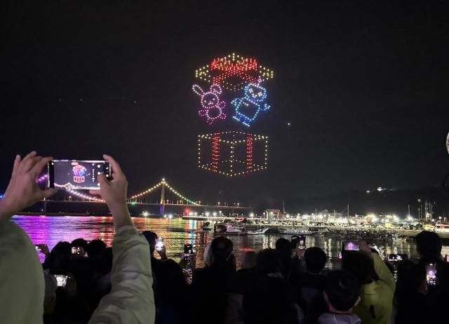 고흥군은 오는 6월 7일 저녁 9시, 녹동항 바다정원 일원에서 ‘2025대 드론쇼’를 개최한다. [사진=고흥군]