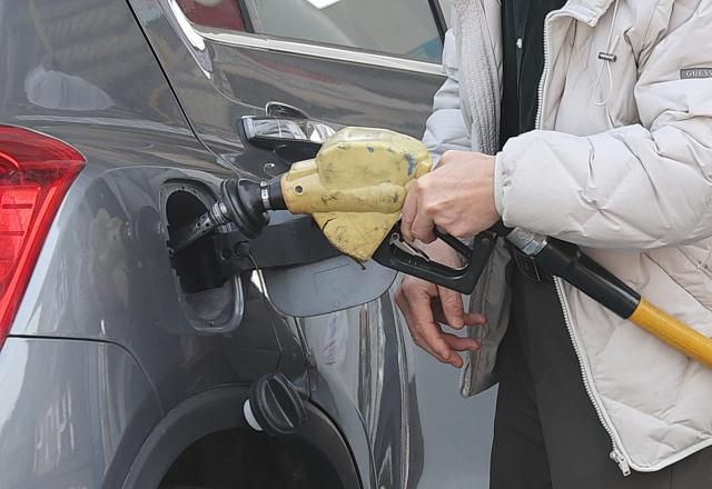서울의 한 주유소에서 시민이 휘발유를 주유하고 있다. [사진=연합뉴스]