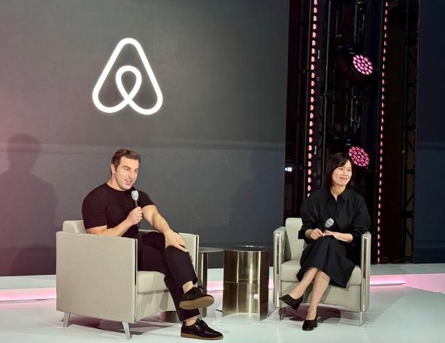 4일 서울 용산구 리플레이스 한남에서 열린 기자간담회에서 브라이언 체스키 에어비앤비 공동 창업자 겸 CEO(왼쪽)가 서가연 에어비앤비 컨트리 매니저와 간담회를 진행하고 있다. [사진=김다이 기자]