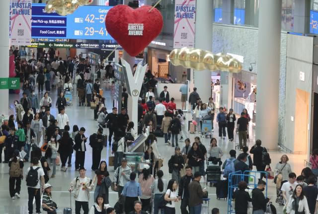 인천공항 1분기 국제선 여객 1천860만명     (영종도=연합뉴스) 이진욱 기자 = 올해 1분기 인천국제공항 국제선 이용객이 1천860만명으로 역대 최다 수준으로 나타났다. 인천국제공항공사가 발표한 '2025년 1분기 운송·재무 실적'에서 1분기 인천공항 국제선 여객은 1천860만명으로 지난해 동기 대비 7.8% 증가했다. 코로나19 이전인 2019년과 비교하면 3.9% 늘었다. 사진은 17일 인천국제공항 제1여객터미널 면세구역 모습. 2025.4.17     cityboy@yna.co.kr/2025-04-17 14:43:46/ <저작권자 ⓒ 1980-2025 ㈜연합뉴스. 무단 전재 재배포 금지, AI 학습 및 활용 금지>[<저작권자 ⓒ 1980-2025 ㈜연합뉴스. 무단 전재 재배포 금지, AI 학습 및 활용 금지>]