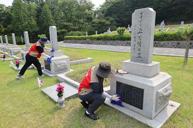 롯데이노베이트가 현충일 맞아 현충원 묘역 단장 봉사활동을 진행했다. [사진=롯데이노베이트]