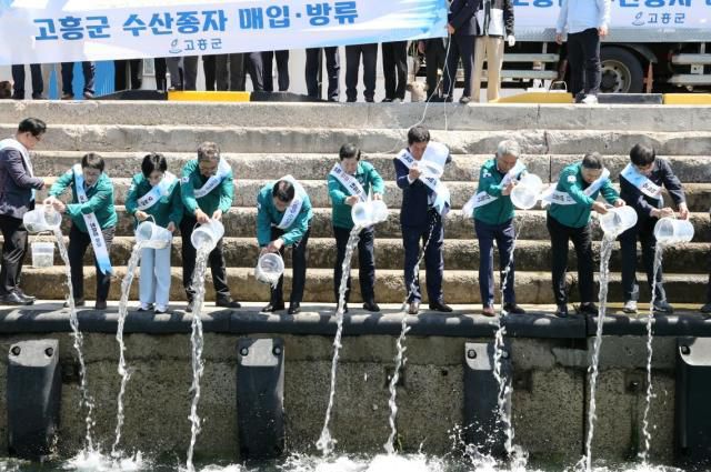 공영민 고흥군수를 비롯해 고흥군의회 의원, 고흥군수협 조합장, 기관·단체장협의회 회원, 어업인 등 80여 명이 참석해 감성돔을 방류 하고 있다. [사진=고흥군]