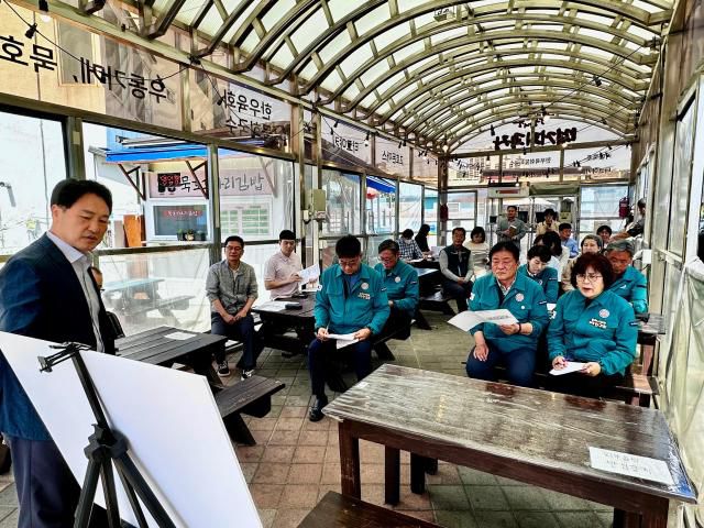 특별위원회 위원들이 동쪽바다중앙시장을 찾아 문화관광형 시장 육성사업과 주말 야시장 공모사업의 사업 내용, 현재 추진 현황, 그리고 향후 계획 등에 대한 상세한 설명을 청취하고 있다. [사진=동해시의회]