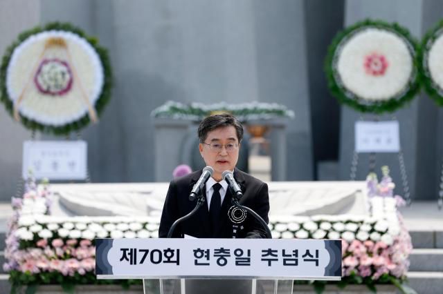 6일 오전 수원 현충탑에서 열린 제70회 현충일 추념식에서 김동연 경기도지사가 추도사를 하고 있다. [사진=경기도]