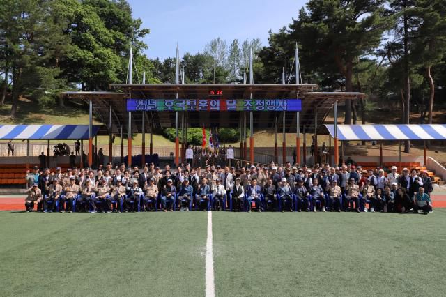 행사에 참여한 참전용사 및 보훈단체, 기관장들이 부대 장병들과  기념사진 촬영을 하고 있다. [사진=육군 제23경비여단]