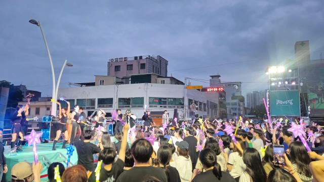 ‘원츠 순천' 주말의광장 야외 댄스무대에 올라 신나는 퍼포먼스를 선보이고 있다. [사진=박기현 기자]