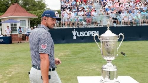 6월 17일 브라이슨 디섐보가 제124회 US오픈에서 우승한 뒤 트로피를 바라보고 있다. [사진=USGA]