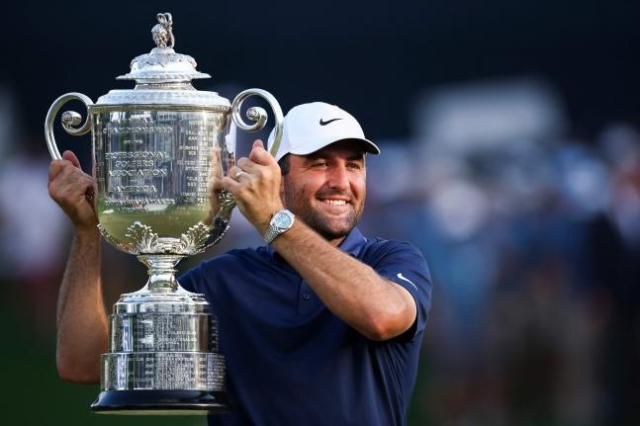 4월 19일 노스캐롤라이나주 샬럿의 퀘일 할로우 컨트리 클럽에서 끝난 2025 PGA 챔피언십에서 우승한 미국의 스코티 셰플러가 트로피를 들어 보이고 있다. [사진=연합뉴스·로이터]