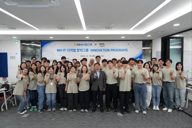 지난 11일 양재 NH디지털혁신캠퍼스에서 NH농협은행 디지털 창의그룹 직원들이 아마존 협업 교육프로그램 수료 기념 촬영을 했다. (사진 가운데) 박도성 IT부문 부행장. [사진=농협은행]