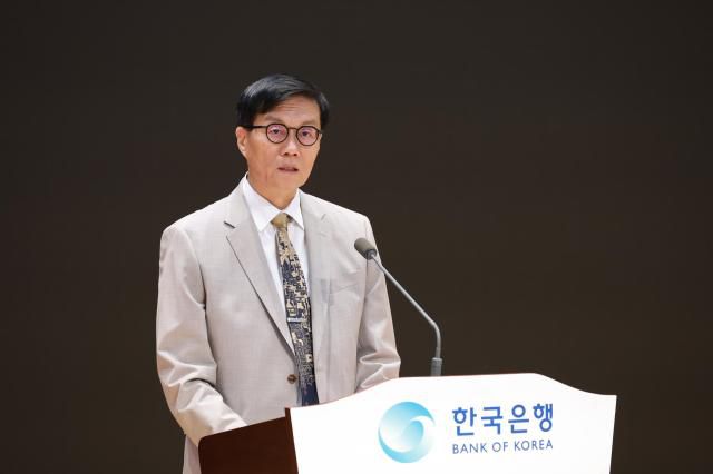 이창용 한국은행 총재가 12일 오전 서울 중구 한국은행에서 한국은행 창립 제75주년 기념사를 낭독하고 있다. [사진=한국은행]